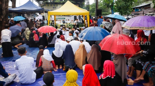 Warga saat mengikuti acara Manggarai Bershalawat di Manggarai, Jakarta, Jumat (23/5/2025). [Suara.com/Alfian Winanto]