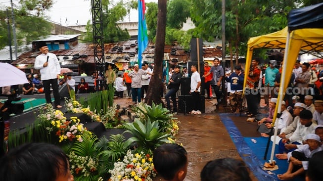 Warga saat mengikuti acara Manggarai Bershalawat di Manggarai, Jakarta, Jumat (23/5/2025). [Suara.com/Alfian Winanto]