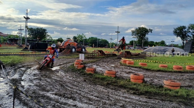 Pembalap saat melewati tikungan berlumpur pada ajang Trial Game Dirt (TGD) 2025,  di Lapangan Garnisun, Kota Semarang, Jumat (23/5/2025). [Suara.com/Budi Arista Romadhoni]