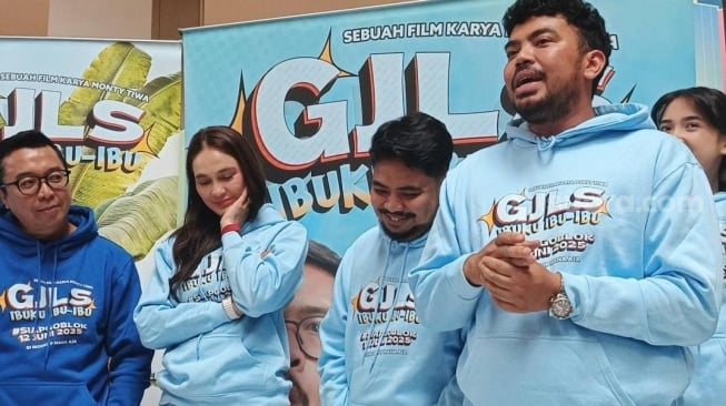 Para pemain film GJLS: Ibuku Ibu-ibu yang terdiri dari Ananta Rispo, Hifdzi Khoir, Rigen Rakelna, Bucek Depp, Luna Maya hingga Nadya Arina saat konferensi pers di Kota Kasablanka, Jakarta Selatan pada Jumat, 24 Mei 2025. [Suara.com Rena Pangesti]