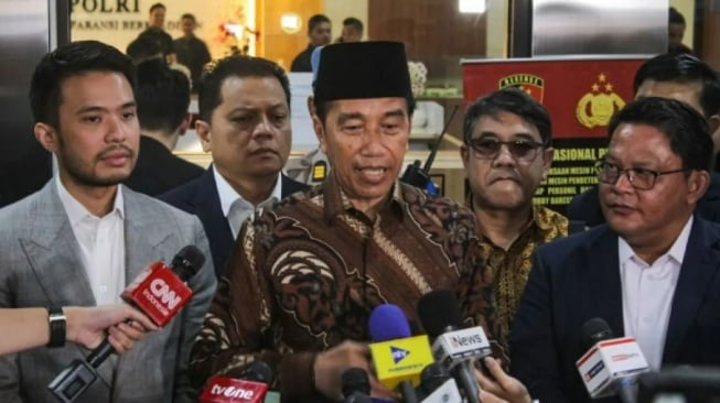 Presiden ketujuh RI Joko Widodo (tengah) menjawab pertanyaan wartawan di depan Gedung Bareskrim Mabes Polri, Jakarta, Selasa (20/5/2025) (ANTARA)
