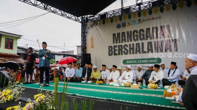 Gubernur DKI Jakarta Pramono Anung memberikan sambutan saat acara Manggarai Bershalawat di Manggarai, Jakarta, Jumat (23/5/2025). [Suara.com/Alfian Winanto]