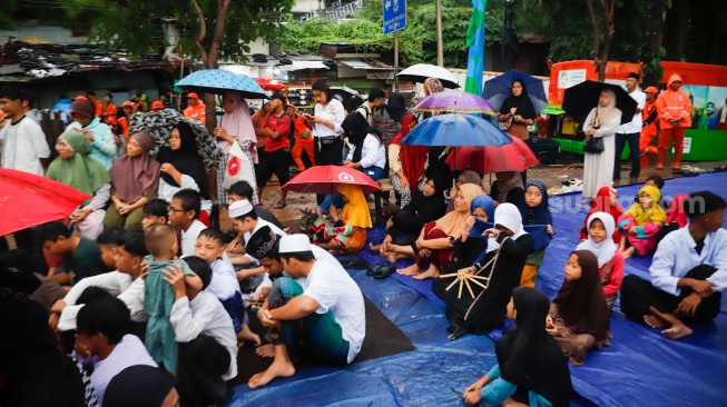 Warga saat mengikuti acara Manggarai Bershalawat di Manggarai, Jakarta, Jumat (23/5/2025). [Suara.com/Alfian Winanto]