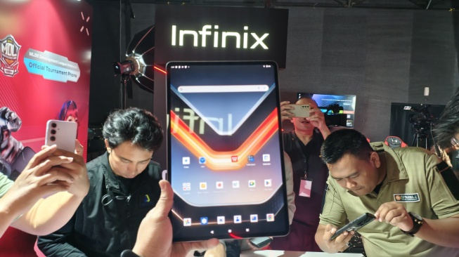Tablet gaming Infinix Xpad GT yang resmi diluncurkan ke Indonesia pada Jumat (23/5/2025). [Suara.com/Dicky Prastya]