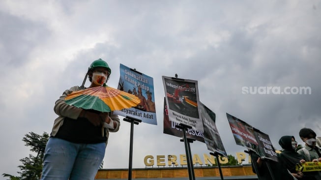 Sejumlah aktivis lingkungan menggelar aksi demonstrasi di Kompleks Parlemen DPR RI, Senayan, Jakarta, Jumat (23/5/2025). [Suara.com/Alfian Winanto]
