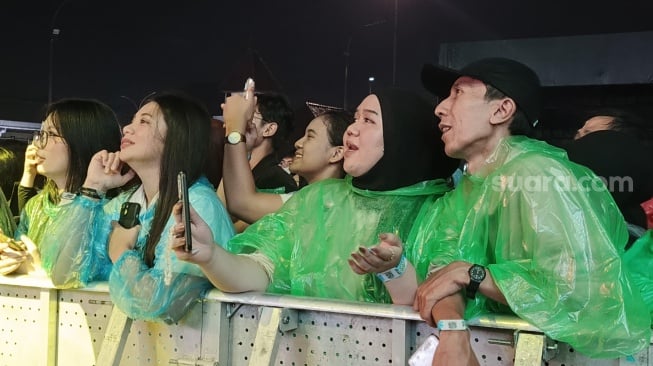 Aksi panggung Sal Priadi pada acara Soundfest 2025 di Jiexpo Kemayoran, Jakarta Pusat, Jumat, 23 Mei 2025. [Suara.com Rena Pangesti]