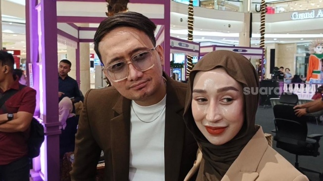 Dokter Reza Gladys dan suaminya, Attaubah Mufid ditemui di Kota Kasablanka, Jakarta Selatan pada Kamis, 23 Mei 2025. [Suara.com/Rena Pangesti]