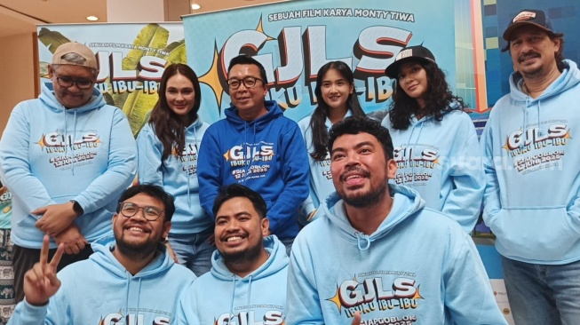 Para pemain film GJLS: Ibuku Ibu-ibu yang terdiri dari Ananta Rispo, Hifdzi Khoir, Rigen Rakelna, Bucek Depp, Luna Maya hingga Nadya Arina saat konferensi pers di Kota Kasablanka, Jakarta Selatan pada Jumat, 24 Mei 2025. [Suara.com Rena Pangesti]