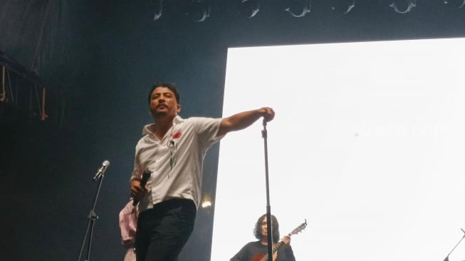 Aksi panggung Sal Priadi pada acara Soundfest 2025 di Jiexpo Kemayoran, Jakarta Pusat, Jumat, 23 Mei 2025. [Suara.com Rena Pangesti]