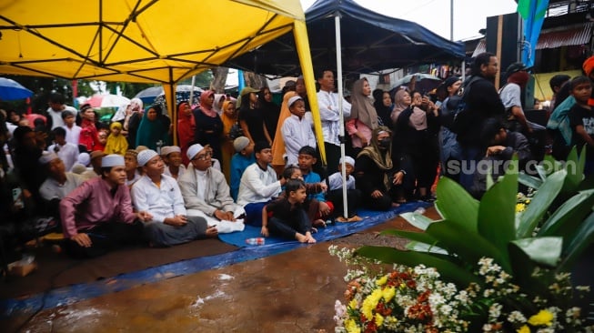 Warga saat mengikuti acara Manggarai Bershalawat di Manggarai, Jakarta, Jumat (23/5/2025). [Suara.com/Alfian Winanto]