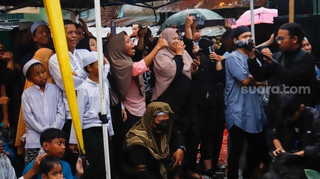 Warga saat mengikuti acara Manggarai Bershalawat di Manggarai, Jakarta, Jumat (23/5/2025). [Suara.com/Alfian Winanto]