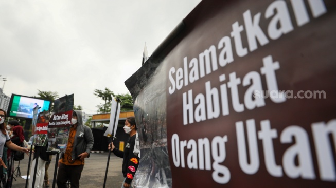 Sejumlah aktivis lingkungan menggelar aksi demonstrasi di Kompleks Parlemen DPR RI, Senayan, Jakarta, Jumat (23/5/2025). [Suara.com/Alfian Winanto]
