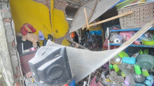 Dua anak berjalan di dalam rumah yang rusak terdampak gempa bumi berkekuatan magnitudo 6,3 di Kota Bengkulu, Bengkulu, Jumat (23/5/2025). [ANTARA FOTO/Muhammad Izfaldi/Lmo/rwa]