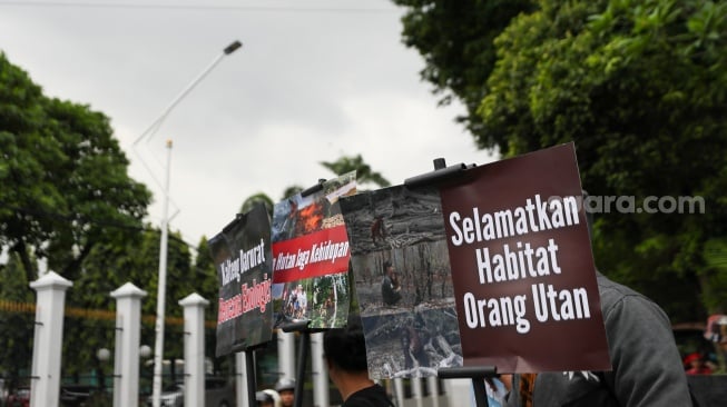 Sejumlah aktivis lingkungan menggelar aksi demonstrasi di Kompleks Parlemen DPR RI, Senayan, Jakarta, Jumat (23/5/2025). [Suara.com/Alfian Winanto]
