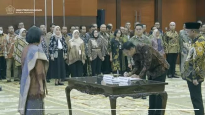 Menteri Keuangan Sri Mulyani Indrawati hari ini, Jumat (23/5/2025), melantik 12 pejabat eselon I Kementerian Keuangan dalam sebuah acara tertutup. (Tangkapan Layar YouTube Kemenkeu)
