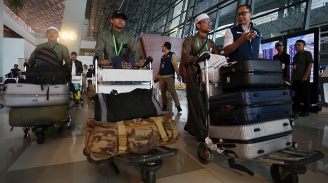 Sejumlah warga negara Indonesia (WNI) yang tinggal Muscat, Yaman Selatan, didampingi Direktur Perlindungan WNI Judha Nugraha (kanan) berjalan keluar terminal setibanya di Terminal 3 Bandara Soekarno-Hatta, Tangerang, Banten, Kamis (22/5/2025). [ANTARA FOTO/Muhammad Iqbal/Spt]