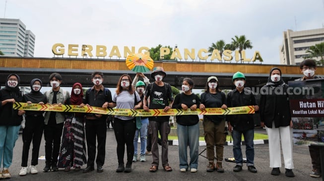 Sejumlah aktivis lingkungan menggelar aksi demonstrasi di Kompleks Parlemen DPR RI, Senayan, Jakarta, Jumat (23/5/2025). [Suara.com/Alfian Winanto]
