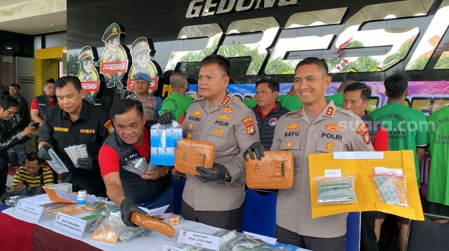 Modus Peredaran Obat Keras di Bekasi: Berkedok Konter Pulsa, Pelajar Jadi Target [Suara.com/Mae Harsa]
