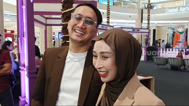 Dokter Reza Gladys dan suaminya, Attaubah Mufid ditemui di Kota Kasablanka, Jakarta Selatan pada Kamis, 23 Mei 2025. [Suara.com/Rena Pangesti]