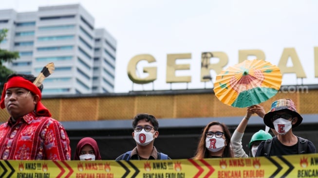 Sejumlah aktivis lingkungan menggelar aksi demonstrasi di Kompleks Parlemen DPR RI, Senayan, Jakarta, Jumat (23/5/2025). [Suara.com/Alfian Winanto]
