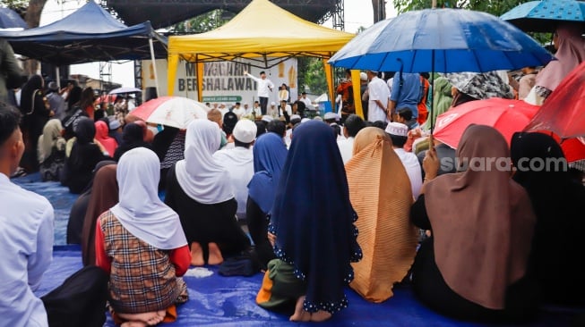 Warga saat mengikuti acara Manggarai Bershalawat di Manggarai, Jakarta, Jumat (23/5/2025). [Suara.com/Alfian Winanto]