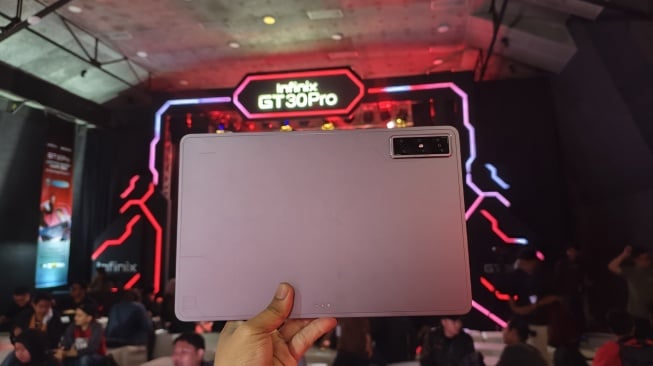Tablet gaming Infinix Xpad GT yang resmi diluncurkan ke Indonesia pada Jumat (23/5/2025). [Suara.com/Dicky Prastya]