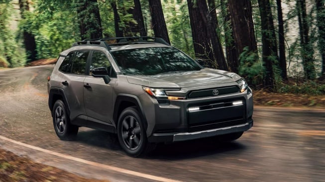 Toyota RAV4 terbaru kini tidak lagi menawarkan varian mesin bensin murni. Konsumen hanya bisa memilih antara varian Hybrid Electric Vehicle (HEV) atau Plug-in Hybrid Electric Vehicle (PHEV). (Foto: Istimewa)