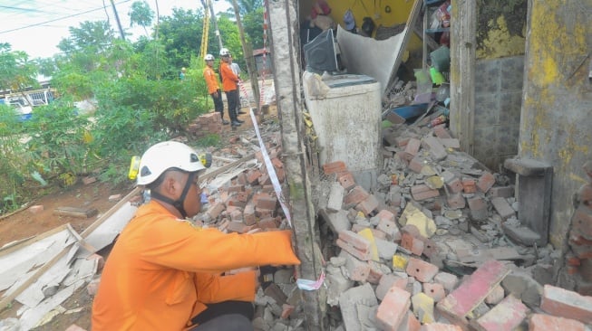 Petugas SAR Bengkulu memasang garis pembatas pada rumah terdampak gempa bumi berkekuatan magnitudo 6,3 di Kota Bengkulu, Bengkulu, Jumat (23/5/2025). [ANTARA FOTO/Muhammad Izfaldi/Lmo/rwa]