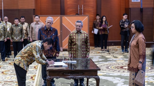 Menteri Keuangan Sri Mulyani (kanan) didampingi Wakil Menteri Keuangan Anggito Abimanyu (kedua kiri) dan Suahasil Nazara (kedua kanan) menyaksikan Direktur Jenderal Bea Cukai Djaka Budi Utama (kiri) menandatangani berkas memori serah terima jabatan pada pelantikan pejabat eselon I Kementerian Keuangan di Aula Mezanine Kementerian Keuangan, Jakarta, Jumat (23/5/2025). [Antara]
