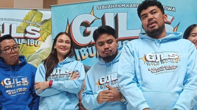 Para pemain film GJLS: Ibuku Ibu-ibu yang terdiri dari Ananta Rispo, Hifdzi Khoir, Rigen Rakelna, Bucek Depp, Luna Maya hingga Nadya Arina saat konferensi pers di Kota Kasablanka, Jakarta Selatan pada Jumat, 24 Mei 2025. [Suara.com Rena Pangesti]
