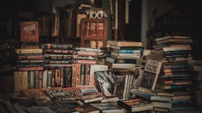 Menyusuri Lorong Ilmu! Buku Perpustakaan vs Jurnal Akademik