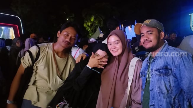 Adinda (jilbab cokelat) bersama teman-temannya saat menyaksikan Last Child di Soundfest 2025 [Suara.com/Rena Pangesti]