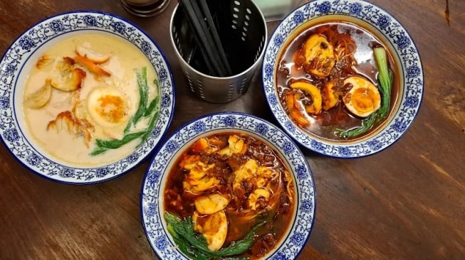 Opa Noodle Bar: Tempat Nongkrong Asyik bagi Pecinta Mie di Malang