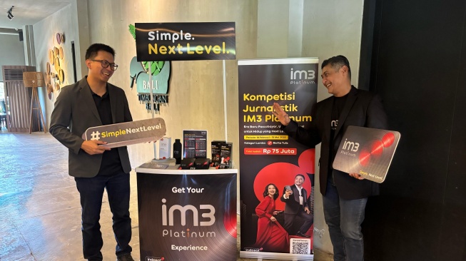 VP Head of Postpaid Operation Java Indosat Ooredoo Hutchison (IOH), Ibnu Renaldi dan VP-Head of Bali Nusra Indosat Ooredoo Hutchison, Julandi George Fransiskus saat mempromosikan IM3 Platinum di Kuta, Bali (28/2/2025) [Istimewa] 