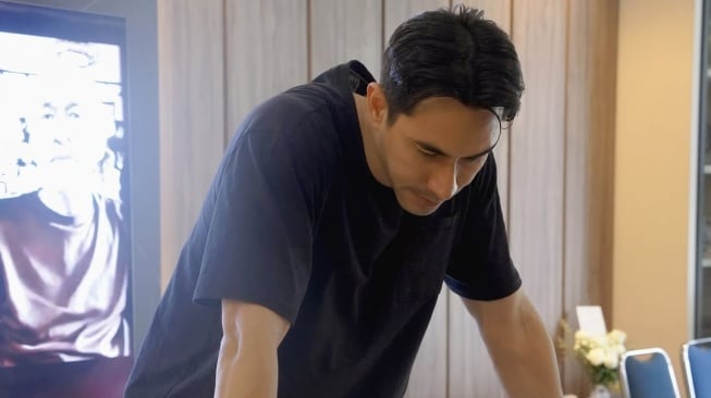 Darius Sinathrya saat merawat mendiang ayahnya yang ingin sembuh dari stroke (Instagram)