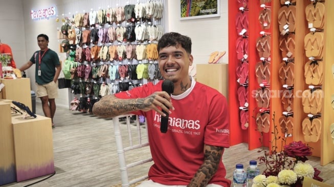 Pemain keturunan Timnas Indonesia, Shayne Pattynama sudah di Bali, kepergok masuk toko sandal jelang mengikuti training camp (TC) persiapan menghadapi China dan Jepang pada 5 dan 10 Juni mendatang. [suara.com/Putu Yonata Udawananda]