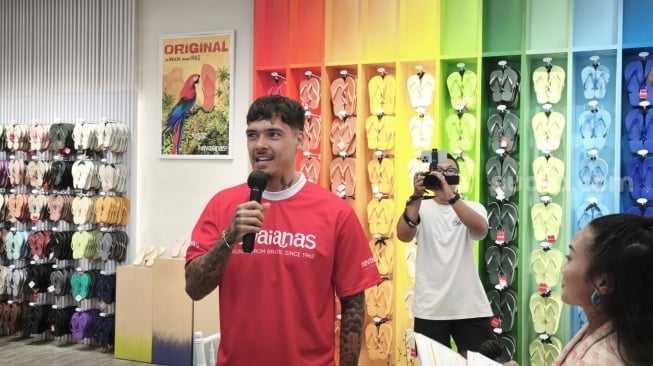 Pemain keturunan Timnas Indonesia, Shayne Pattynama sudah di Bali, kepergok masuk toko sandal jelang mengikuti training camp (TC) persiapan menghadapi China dan Jepang pada 5 dan 10 Juni mendatang. [suara.com/Putu Yonata Udawananda]