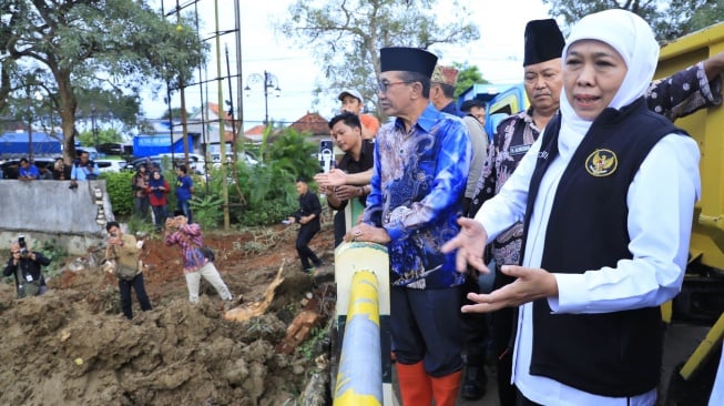 Tinjau Normalisasi Sungai di Pamekasan, Gubernur Khofifah Pastikan Daya Tampung Air Kembali Normal