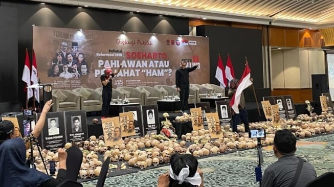 Diskusi 'Refleksi Reformasi: Soeharto Pahlawan atau Penjahat HAM?'  di Jakarta, Sabtu, 24 Mei 2025. Sejumlah aktivis menegaskan penolakan pemberian gelar pahllawan kepada Soeharto. [Suara.com/Yaumal]