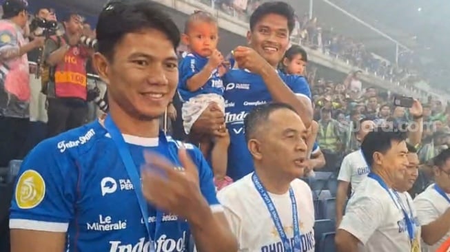 Bobotoh Menyemut di Stadion GBLA Rayakan Persib Juara Liga 1 2024/2025 [Suara.com/Rahman]