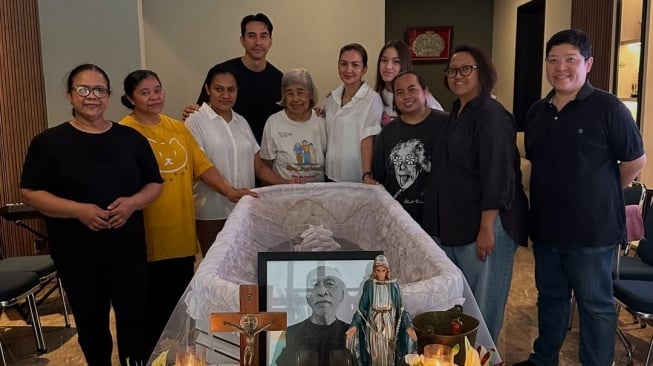 Darius Sinathrya saat merawat mendiang ayahnya yang ingin sembuh dari stroke (Instagram)