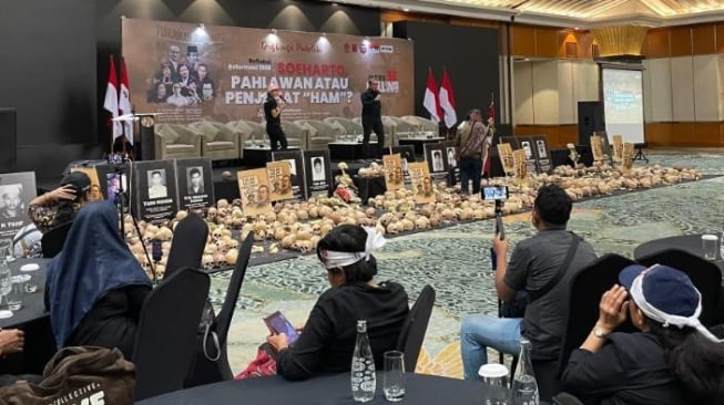 Soeharto Bukan Pahlawan! Aktivis 98 Tolak Gelar Pemberian Gelar dengan Tengkorak di Panggung