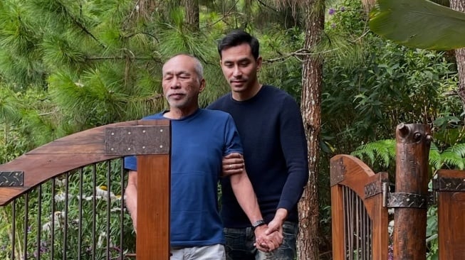 Darius Sinathrya saat merawat mendiang ayahnya yang ingin sembuh dari stroke (Instagram)