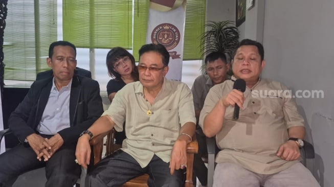 Yoni Dores (tengah) ditemani pengacaranya saat membahas laporan terhadap Lesti Kejora di Modernland, Tangerang pada Jumat, 23 Mei 2025 [Suara.com/Rena Pangesti]