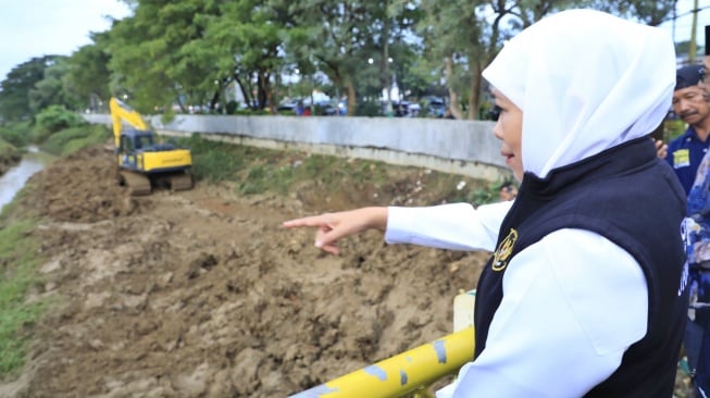 Pemprov Jatim menyiapkan dump truck dan excavator. Sedangkan, Pemkab Pamekasan juga menyiapkan excavator (Dok: Pemprov Jatim)