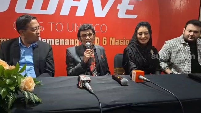 Rhoma Irama, Cici Paramida dan Ridho Rhoma dalam sesi jumpa pers Dangdut Wave Goes To UNESCO di Auditorium TVRI, Senayan, Jakarta, Jumat, 23 Mei 2025.  [Suara.com/Adiyoga Priyambodo]