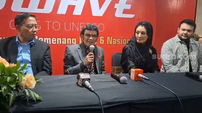 Rhoma Irama, Cici Paramida dan Ridho Rhoma dalam sesi jumpa pers Dangdut Wave Goes To UNESCO di Auditorium TVRI, Senayan, Jakarta, Jumat, 23 Mei 2025.  [Suara.com/Adiyoga Priyambodo]