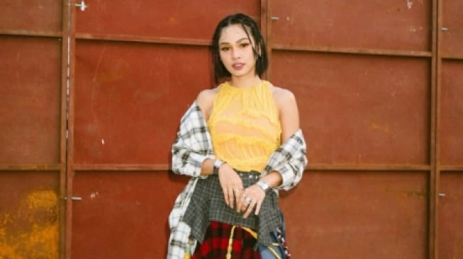 7 Mix and Match ala Andien Aisyah, Unik dan Berani Tapi Tetap Fashionable