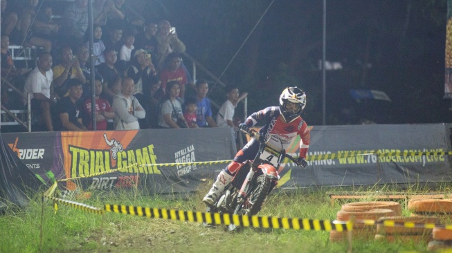 Atraksi crosser muda bertalenta, M. Zidane Alnesa saat tampil menjadi juara putaran perdana Trial Game Dirt 2025 di Sirkuit Lapangan Garnisun, Semarang, Jawa Tengah, Sabtu (25/5/2025). [Istimewa]