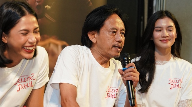 Epy Kusnanda bersama Aghniny Haque dan Diandra Agatha di acara syukuran film Selepas Tahlil. [Bion Studios]